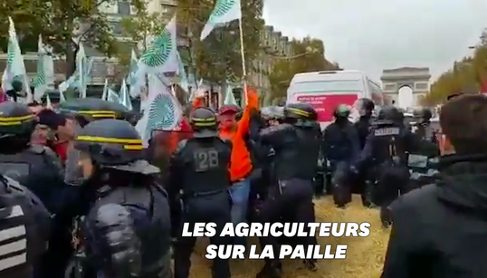 Des agriculteurs bloquent les Champs-Élysées et veulent rencontrer