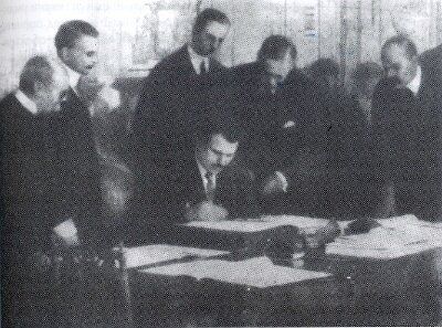 O Stamboliiski υπογράφει τη Συνθήκη