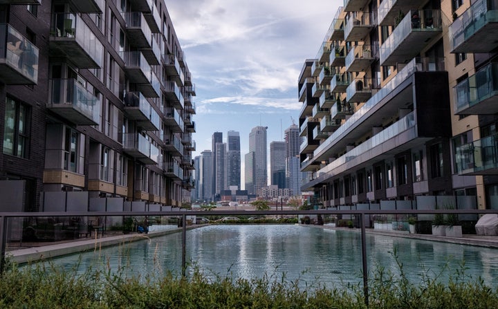 On peut apercevoir la vue sur Montréal entre ces deux immeubles à condos du quartier Griffintown, à Montréal.