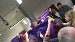 Un grupo de mujeres recibe a Ortega Smith al grito de 