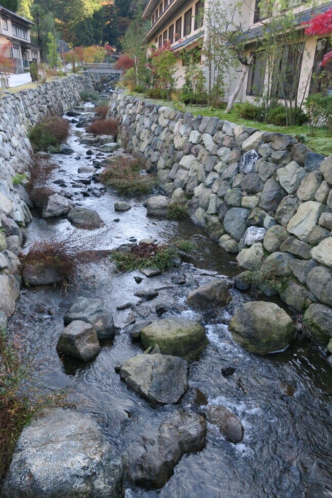 再生した参道脇の永平寺川