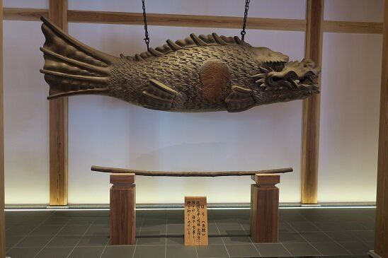 柏樹關の玄関にある魚鼓 （ほう）は3メートル20センチの大きさ。江戸時代から修行に使われてきた、時を知らせる道具