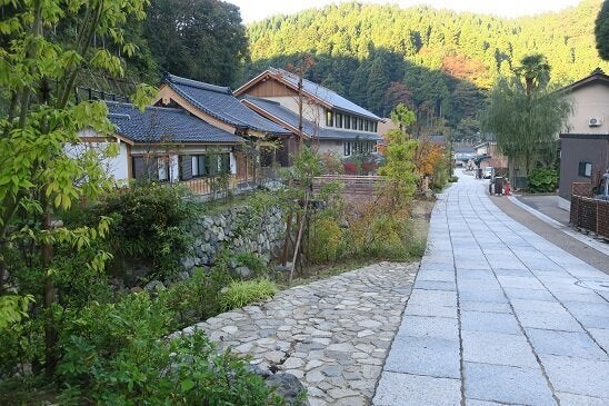 石畳の参道 参道と周囲の山の風景が溶け合っている。