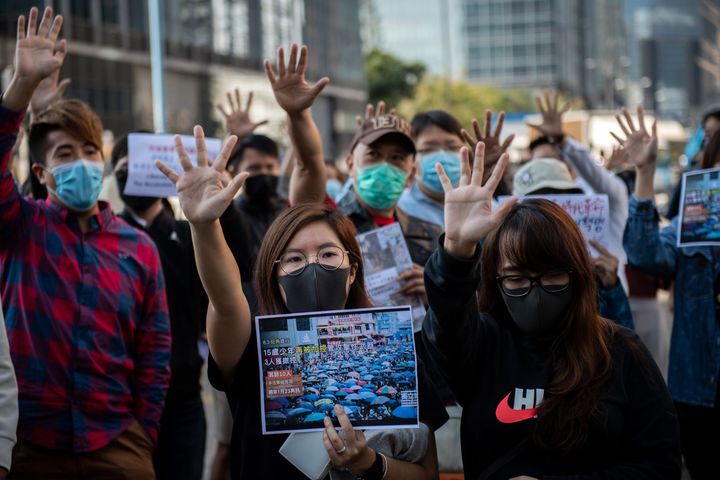 香港でデモに参加する人々