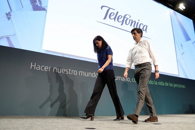 El presidente ejecutivo del Grupo Telefónica, José María Álvarez-Pallete (d), junto a la directora general...