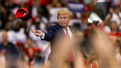 Trump reta a China y suscribe leyes de apoyo a las protestas en Hong