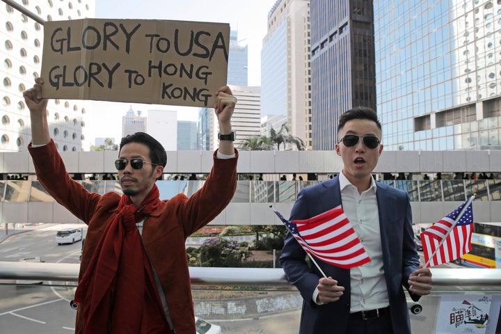 Unos manifestantes dan las gracias a Trump por su apoyo, este jueves, en Hong Kong.