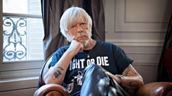 Dans cette chanson, Renaud évoque sa dépendance à l’alcool et voilà pourquoi c’est