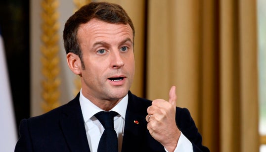 Macron se dit prêt à réexaminer les “modalités d’intervention” au