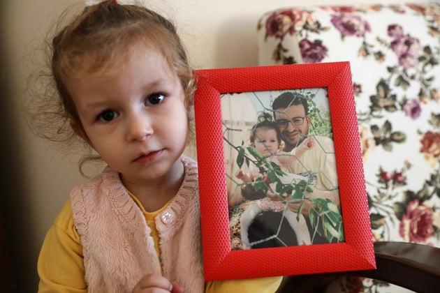 H κόρη του Μουσταφά Γιλμάζ, ο οποίος είχε εξαφανιστεί εδώ και οκτώ μήνες, και μυστηριωδώς επανεμφανίστηκε. Η μικρή κρατά μια φωτογραφία της ίδιας με τον 33χρονο πατέρα της.