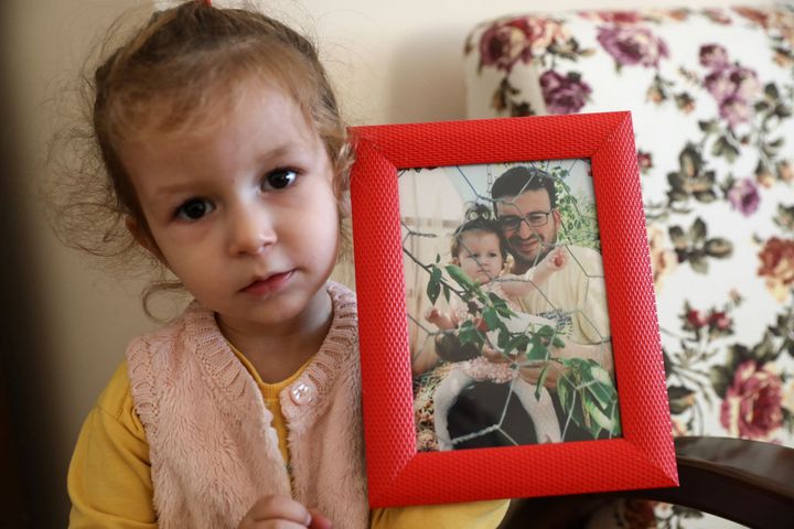 H κόρη του Μουσταφά Γιλμάζ, ο οποίος είχε εξαφανιστεί εδώ και οκτώ μήνες, και μυστηριωδώς επανεμφανίστηκε. Η μικρή κρατά μια φωτογραφία της ίδιας με τον 33χρονο πατέρα της. 