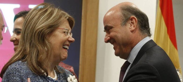 Elvira Rodríguez, presidenta de la CNMV, y Luis de