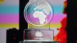 Absent d’un débat sur le climat, Johnson a été remplacé par une sculpture de