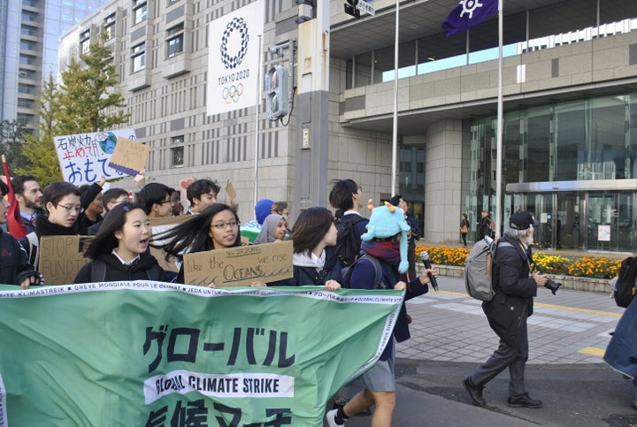 東京都議会議事堂に呼びかけるマーチ参加者たち