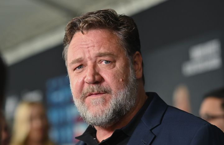 Actor Russell Crowe has raised hundreds of thousands of dollars to support the New South Wales Rural Fire Service.