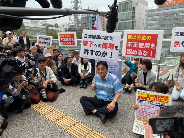 「表現の不自由展」再開に抗議して座り込みのパフォーマンスを行った河村たかし名古屋市長