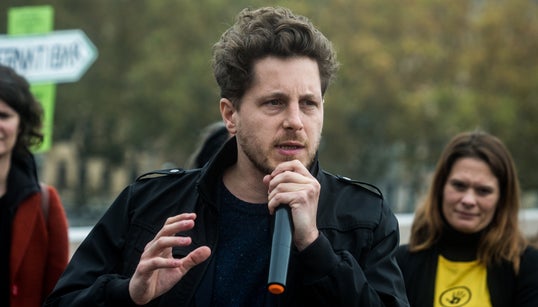 Entre “rondeur” et “synthèse”, Julien Bayou devra-t-il être le François Hollande des