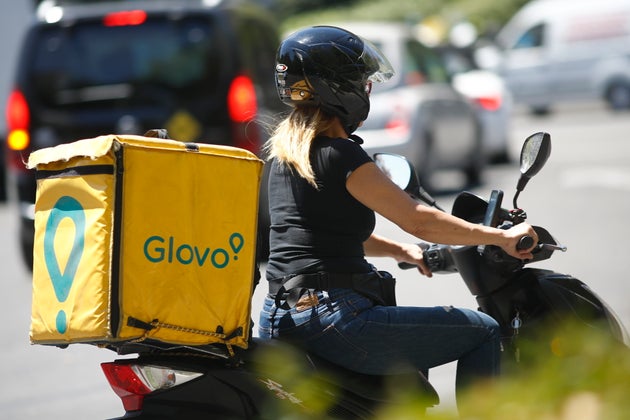 Una repartidora de Glovo en