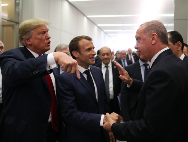 Le Président turc Erdogan avec Donald Trump et Emmanuel Macron lors d'un sommet de l'OTAN, le...