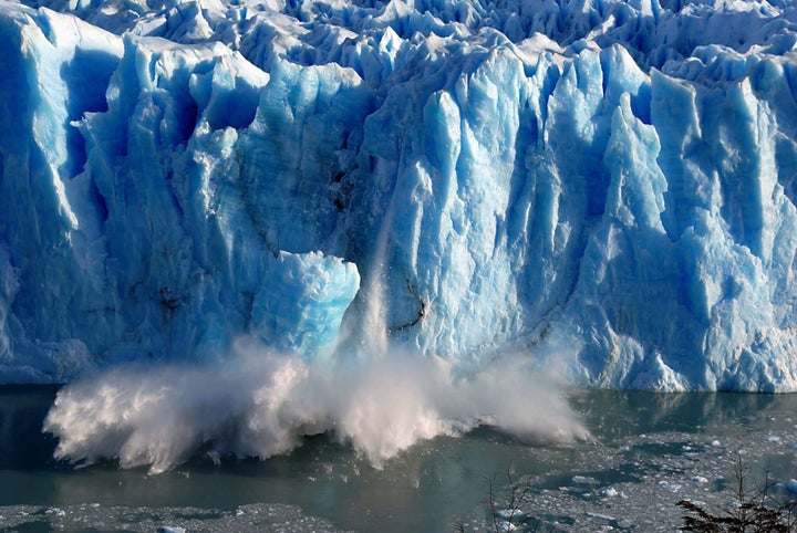 Imagen de archivo de grandes bloques de hielo cayendo sobre el Canal de los Témpanos, en Santa Cruz (Argentina), debido al deshielo global.