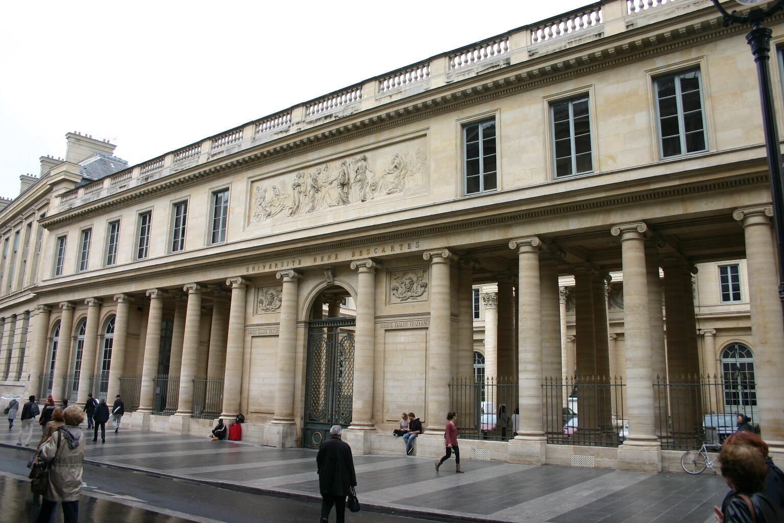 Affaire du "charnier de Paris-Descartes": l'ancien président de l'université mis en examen