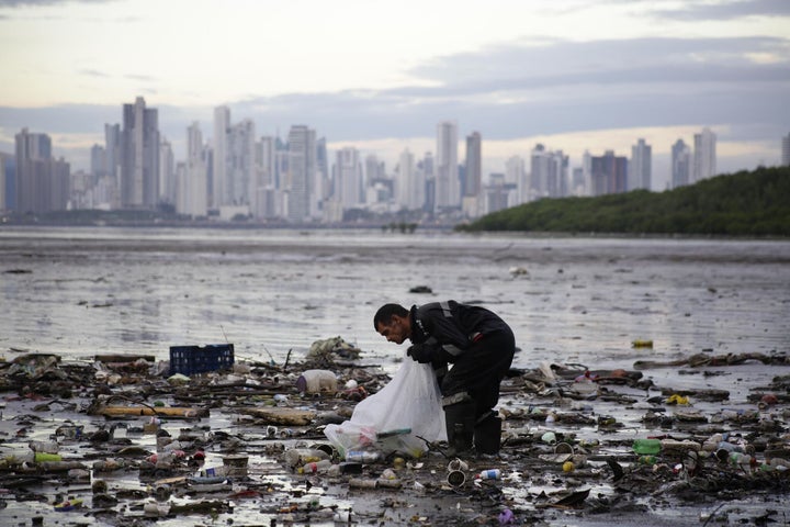Un activista recoge desperdicios en la contaminada Bahía de Panamá.