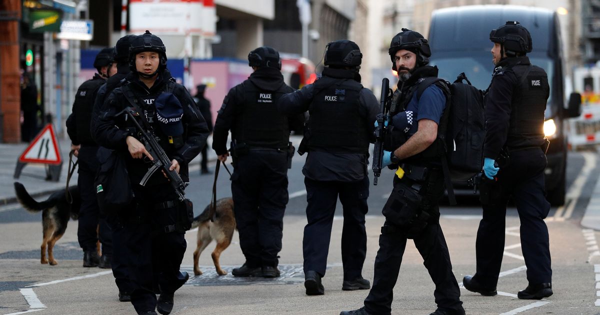 Сша и британия стоят за терактом. Полиция Англии. Полиция Великобритании. Полиция Лондона. Британская полиция.