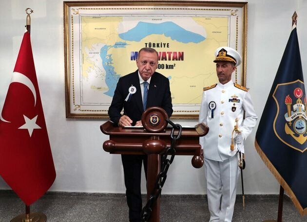 Τις τουρκικές διεκδικήσεις στο πλαίσιο της αποκαλούμενης «Γαλάζιας Πατρίδας» παρουσιάζει χάρτης σε φωτογραφία που αναρτήθηκε στην ιστοσελίδα της τουρκικής προεδρίας, με τον Τούρκο πρόεδρο, Ρετζέπ Ταγίπ Ερντογάν, κατά τη διάρκεια επίσκεψής του στο τουρκικό Πανεπιστήμιο Εθνικής Άμυνας.