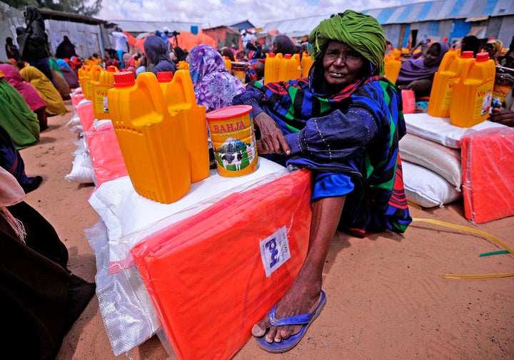 Un desplazado somalí aguarda mientras se le entrega comida y agua en Mogadiscio, en 2017.