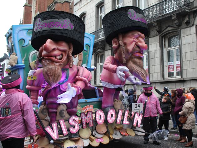Un char de carnaval représentant des Juifs orthodoxes au nez crochu, entourés de rats et...