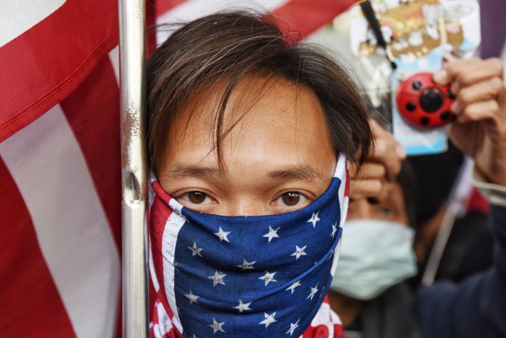 Manifestantes portan banderas estadounidenses durante una manifestación en Hong Kong, China.
