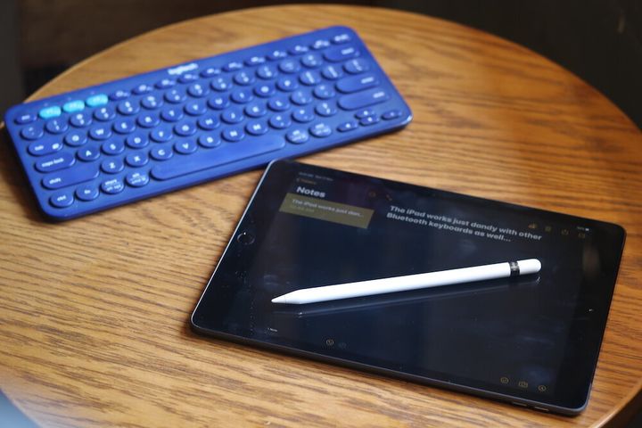 The new iPad 2019 lets you use a Bluetooth keyboard or a stylus for added productivity.