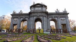 La acción de Greenpeace contra el alcalde Almeida en la Puerta de