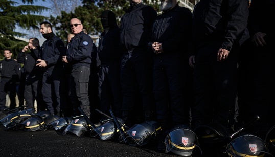 Contre la réforme des retraites, une centaine de CRS déposent casque et