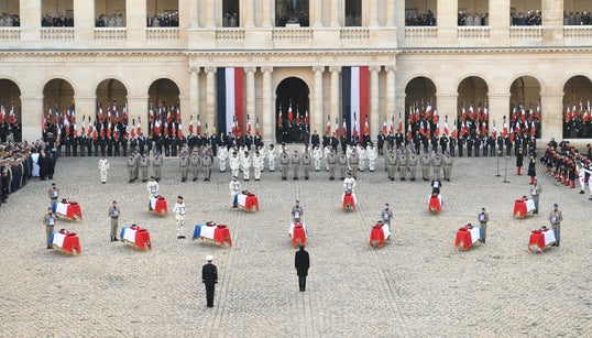L’hommage de Macron aux soldats morts au Mali: “la liberté a souvent, hélas, le goût du sang