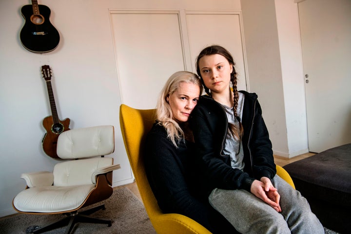 Greta Thunberg junto a su madre, Malena Ernman.