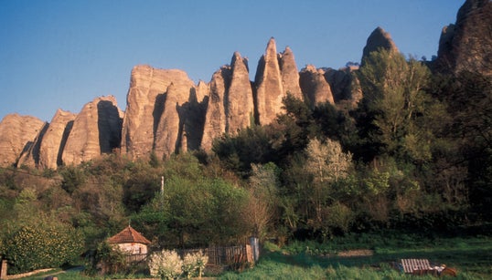 Un éboulement de rochers après les intempéries fait au moins deux