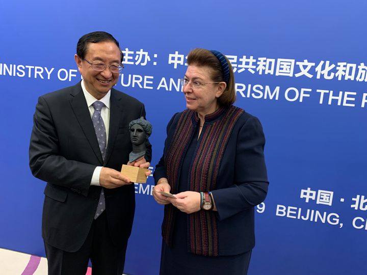 Ο υπουργός Πολιτισμού της Κίνας Luo Shugang στη συνάντηση του με την υπουργό Πολιτισμού και Αθλητισμού Λίνα Μενδώνη