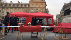 “On est sur les genoux dans les casernes”: des pompiers campent en plein
