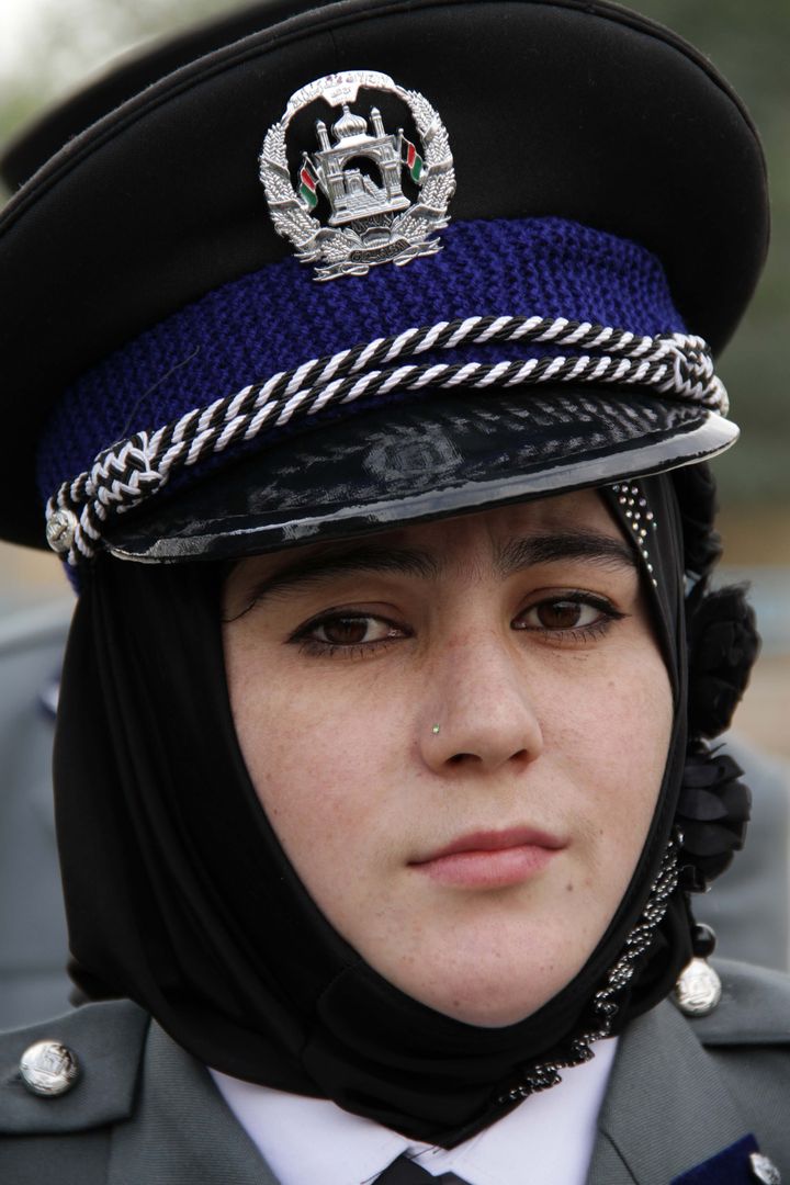アフガニスタンの女性警官（この写真は、実際のアフガニスタンの女性警官を写したものですが、記事内で紹介した女性本人とは一切関係ありません）