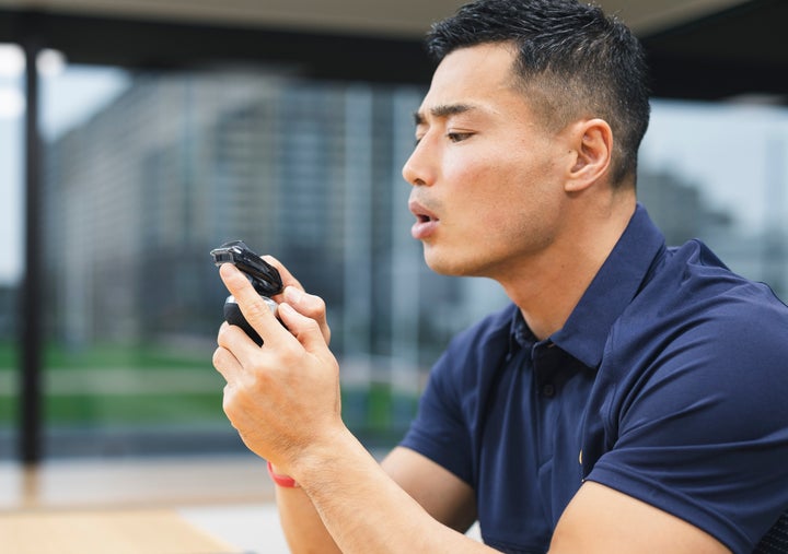 「ヒゲスタイラー」を、チームメイトにもおすすめしたいと話す山田選手。「今からこれ、チームの打ち合わせに持っていってもいいですか？（笑）」