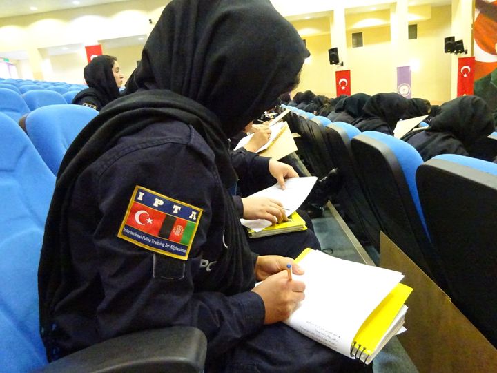 研修を受けるアフガニスタンの女性警察官