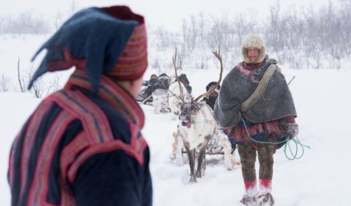 サーミの人々。サーミは、トナカイの放牧を生業としながら、ノルウェー・スウェーデン・フィンランドなどの北欧やロシア北部など各地に暮らしている