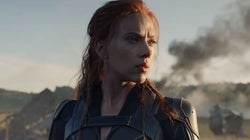 Scarlett Johansson en “Black Widow” se dévoile dans une première
