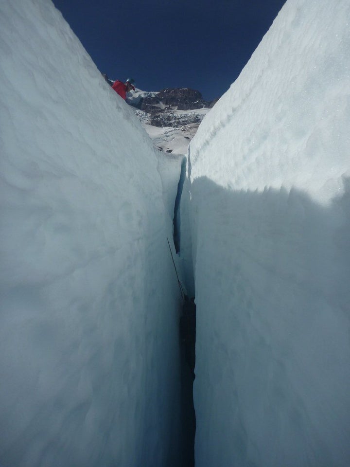 Certaines hydrofractures, plus communément appelées "crevasses", peuvent atteindre plusieurs kilomètres de profondeur sur la banquise polaire. 