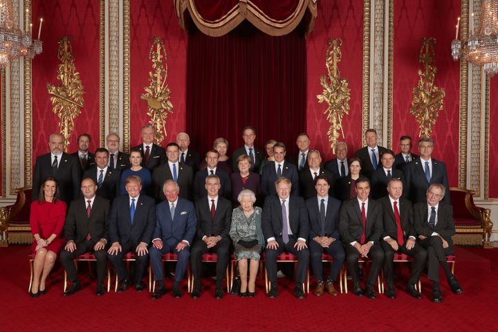Η αναμνηστική φωτογραφία των ηγετών της συνόδου κορυφής του ΝΑΤΟ στο Λονδίνο (3-4 Νοεμβρίου) έχοντας ανάμεσά τους την βασίλισα Ελισάβετ στο Μπάκιγχαμ.