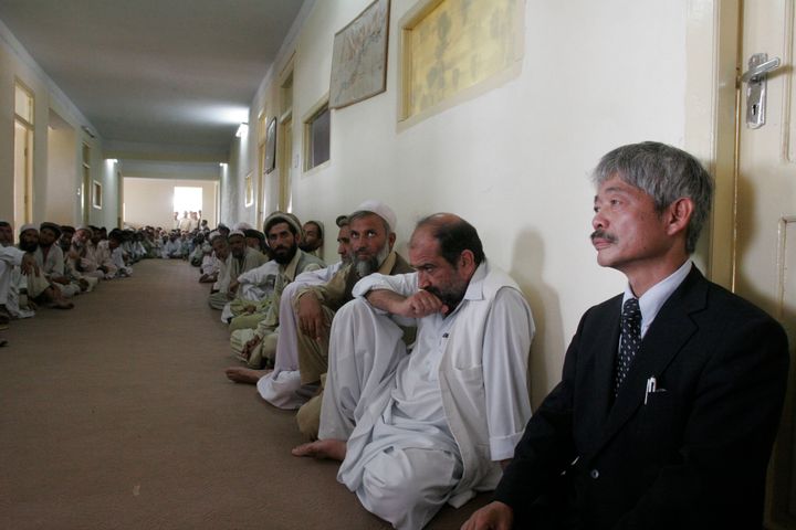 2008年8月、アフガニスタンで殺害されたペシャワール会メンバーの伊藤和也さん（当時31）のアフガニスタン政府による追悼会に参加する中村哲さん(右)