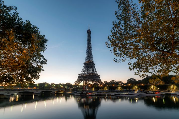 Anochecer en la Torre Eiffel de París.