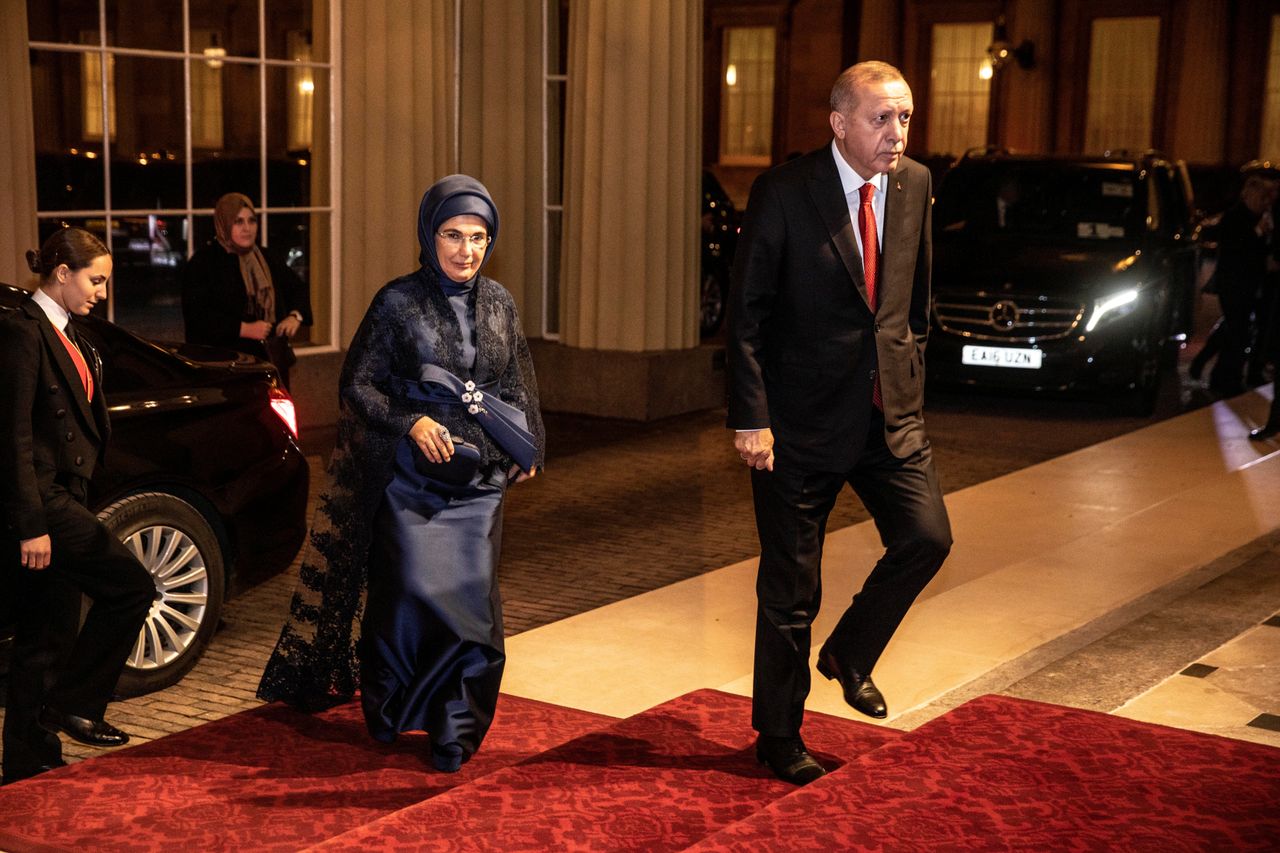 Η Τούρκος πρόεδρος, Ρετζέπ Ταγίπ Ερντογάν φθάνει στη δεξίωση με τη σύζυγό του Εμινέ 