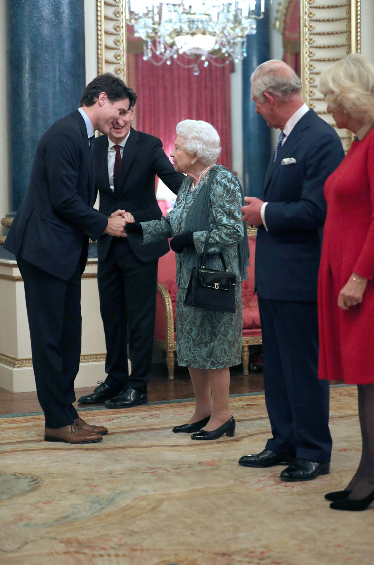 Ο πρωθυπουργός του Καναδά, Τζάστιν Τριντό, με την βασίλισσα Ελισάβετ 